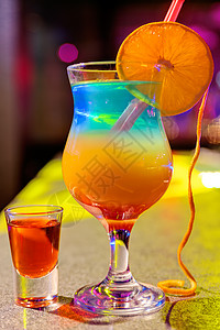 酒吧的鸡尾酒会 在夜总会里 有生动的颜色 果汁 泡吧图片