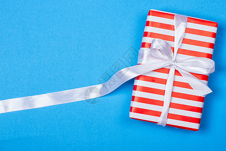 以红色和白色包装带丝带的礼品 盒装 快乐的 假期图片