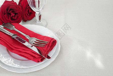 美丽的桌子布置 宴会 勃艮第 花朵 用具 红酒杯 玫瑰 出发背景图片