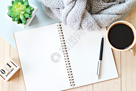 桌桌 有围巾 笔记纸 立方日历和咖啡杯 顶视图或平面空间 可以添加或模拟 记事本 办公室图片