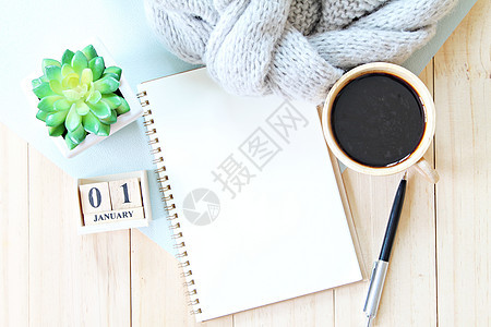 带有围巾 笔记纸 附件 立方日历和咖啡杯 顶视或平面的桌桌 有可添加或模拟的复印空间 小样 写图片