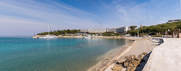 克罗地亚Rovinj附近的或红岛 带有海滩和绿绿水的海滨旅馆 海岸 假期图片