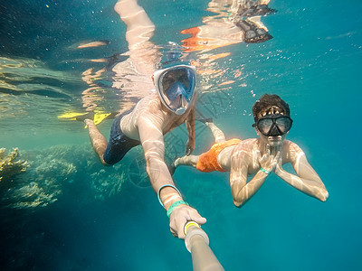 父亲和儿子在珊瑚鱼浅水中潜伏 热带 男人 游泳图片