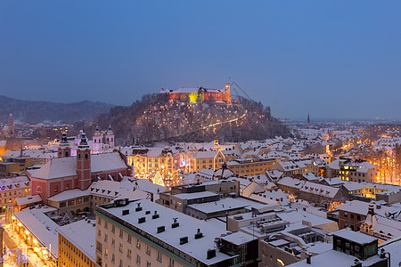 Ljubljana的空中全景观 为欧洲斯洛文尼亚圣诞节节日装饰 雪 房屋图片