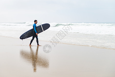 身穿湿衣服的年轻男性冲浪者 水 湿的 海滩 男人图片