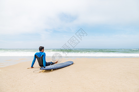 身穿湿衣服的年轻男性冲浪者 闲暇 木板 活动高清图片
