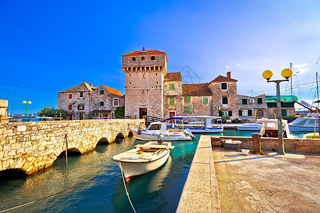 卡斯特尔·戈米利卡旧城镇在斯普利特附近海域 欧洲 地中海图片