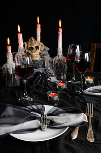 万圣节的餐桌设置 晚餐聚会 餐巾 手 眼镜 假期 蜡烛图片