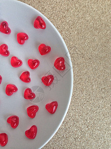 盘子里的微型心脏果冻图片