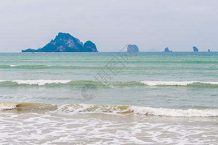 美丽的海景 松绿的海水和岩石图片