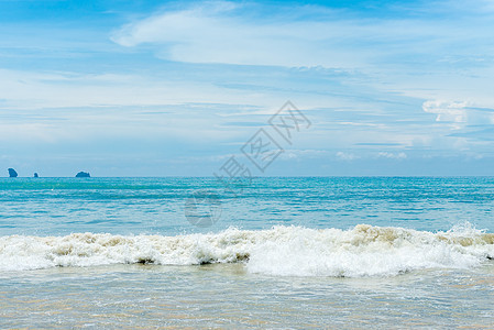 在泰国Krabi度假胜地的平静海平面上图片