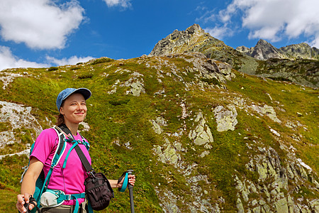 在山上骑车的女人 很高兴能来山上 自由 顶峰图片