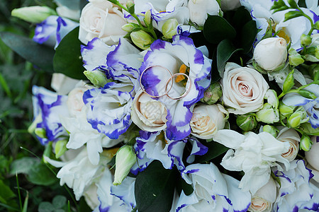 美丽的结婚花束和戒指 爱 夫妻 家庭 花的 女性图片