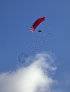 在蓝色天空中投放 空气 飞行 闲暇 降落伞 运动图片