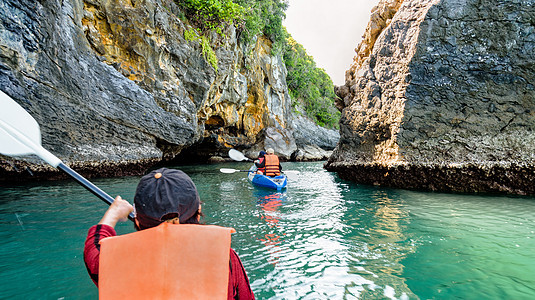 一群乘皮艇的游客 岛 闲暇 素叻他尼 夏天 女士 泰国湾图片