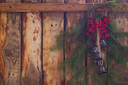 圣诞古红手工装饰 木背景围栏上树枝印有树枝;图片