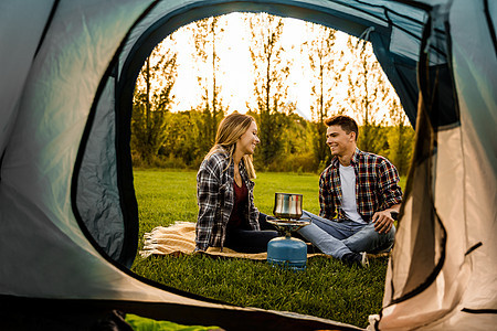 年轻夫妇露营 男朋友 烹饪 快乐的 运动 享受 漂亮的 野营图片