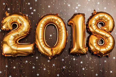 2018年 圣诞节 新年气球 黑色木质桌底有闪亮星的亮金金色气球 问候语 假期图片