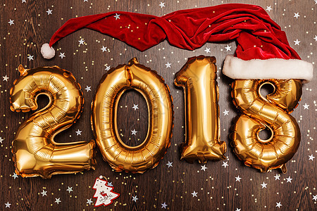 2018年 圣诞节 新年气球 黑色木质桌底有闪亮星的亮金金色气球 快乐的 光滑图片