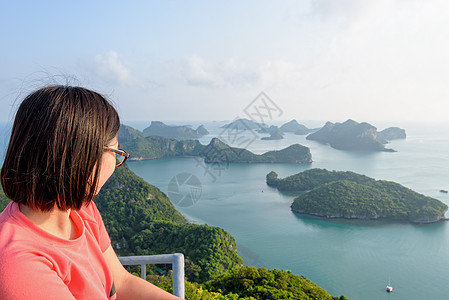 女人在山顶上 美丽美丽的自然 场景 女性 全景图片