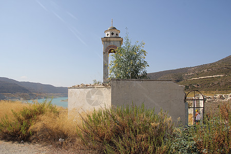 塞浦路斯山中被旧的毁坏的基督教石块教堂 地标图片