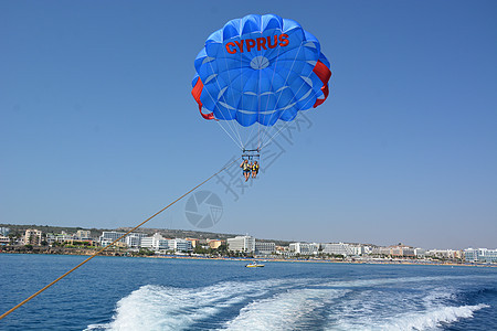 乘降落伞飞过天空水面的极端飞行 自然 航行 海滩图片