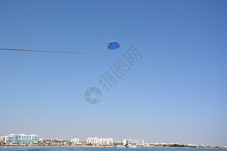 乘降落伞飞过天空水面的极端飞行 乐趣 男人 空气图片