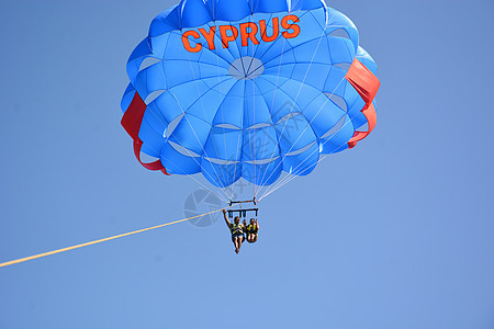 乘降落伞飞过天空水面的极端飞行 成人 海滩 活动图片
