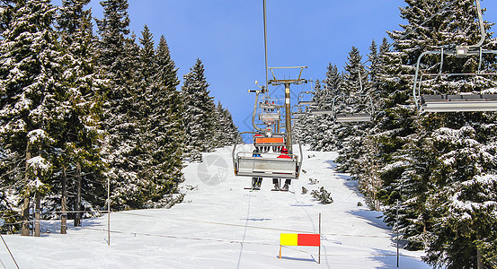 山上的滑雪电梯图片