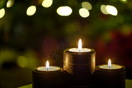 带背景树灯的蜡烛和圣诞树灯 庆典 圣诞节快乐 假期 圣诞快乐图片