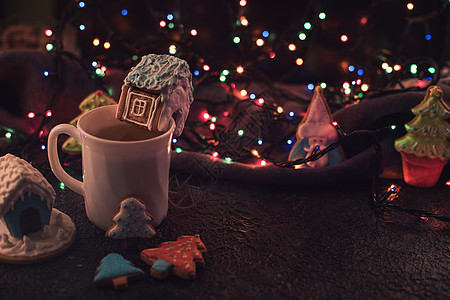 圣诞饼干和茶杯 晚上 桌子 甜的 姜饼 肉桂 温暖的图片