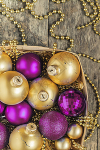 紫色圣诞球和金子 珠珠躺在木篮子里 珠子 盒子图片