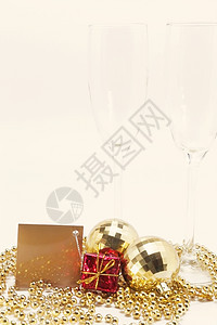 空杯子和金金色圣诞装饰 派对 浪漫的 葡萄酒 金子 眼镜图片