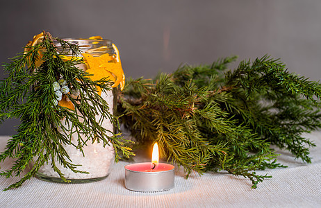 圣诞手在桌子上做蜡烛 上面有鲜树和蜡烛图片