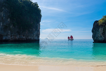 安达曼海美丽的海湾 游艇的风景和帆图片