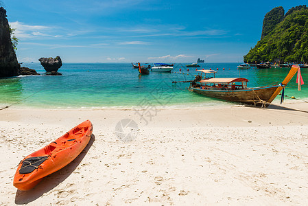 在泰拉岛Hong Island沿海岸外的泰国木船图片