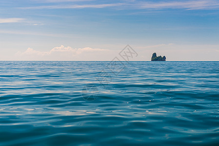 蓝色海水和地平线上的一个小岛屿 Krabi Thahilan图片