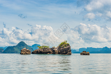 美丽的云层在海面上与石块 在泰国 海景图片