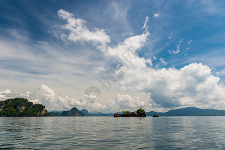 Krabi 美丽的海景和地平线上的山区景观-图片