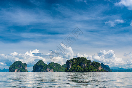 海中森林覆盖着山岳 美丽的海景 克尔图片