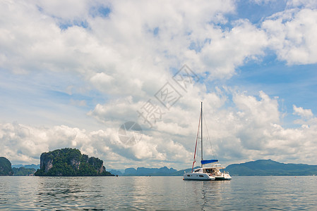 位于泰国克拉比西部美丽的泰国湾的白色豪华游艇图片
