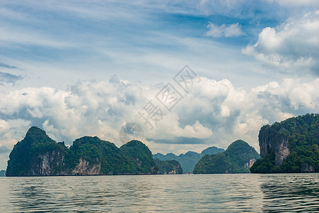 景观 — 大海 绿色岩石和热带地区美丽的云彩图片