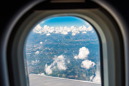 从泰国上空飞行的飞机的窗口中查看图片