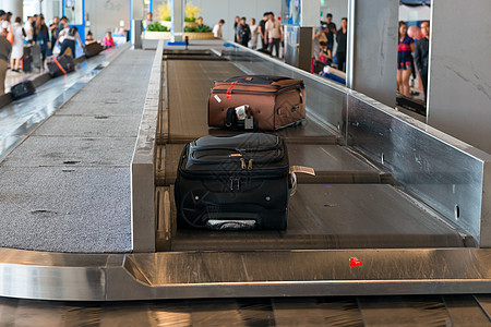 机场传送带上的行李箱和手提箱图片