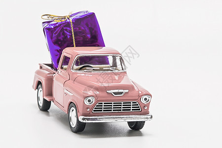 与礼品盒隔离的反转车 卡片 紫色 购物 丝带 季节图片