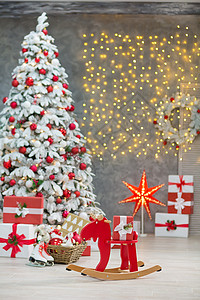 圣诞演播室装饰的美好想法主要是白色和红色新年树 加上雪和丰厚的礼物 在惊人的LED灯面包和巨型纸星下 快乐的 装饰品图片