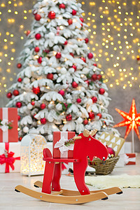 圣诞演播室装饰的美好想法主要是白色和红色新年树 加上雪和丰厚的礼物 在惊人的LED灯面包和巨型纸星下 金子 假期图片