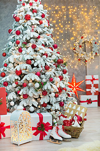 圣诞演播室装饰的美好想法主要是白色和红色新年树 加上雪和丰厚的礼物 在惊人的LED灯面包和巨型纸星下 花环 金子图片