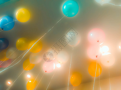 在天花板上漂浮的多彩气球 庆祝 圣诞节 闪亮的背景图片