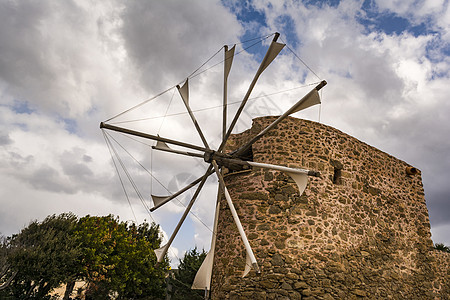 希腊克里特Toplou修道院附近老石头风车图片